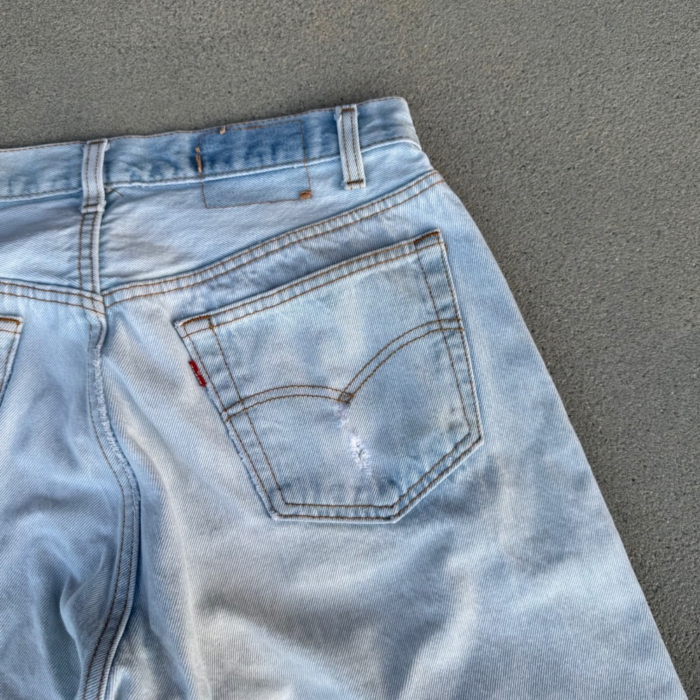 Vintage Levi's 501 Light Wash Button Fly Straight Leg Jeans Made in USA 34x32 - Picture 14 of 14